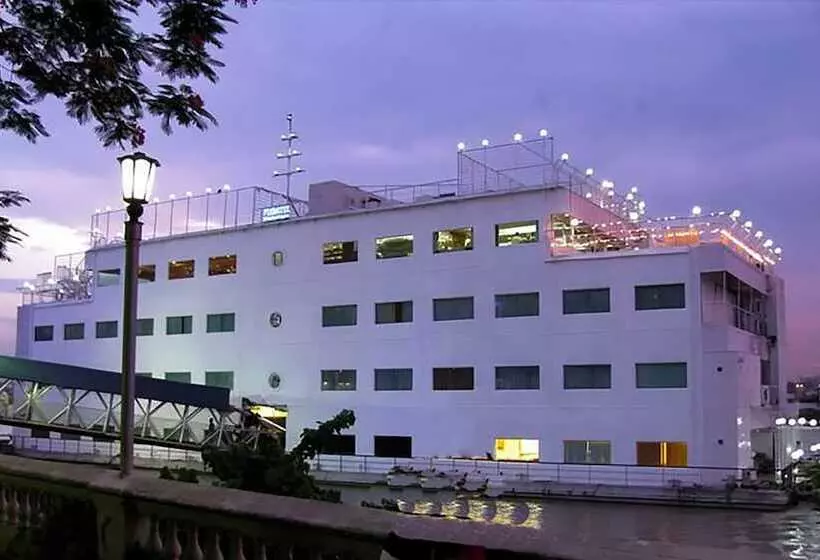 호텔 Polo Floatel Kolkata