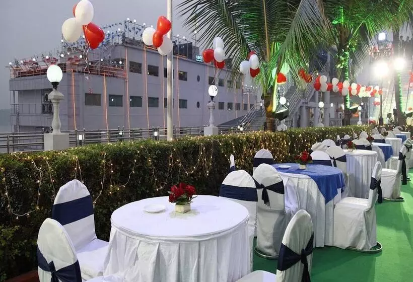 호텔 Polo Floatel Kolkata