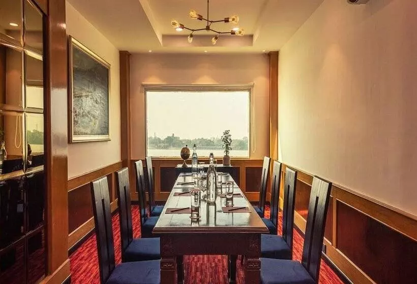 호텔 Polo Floatel Kolkata