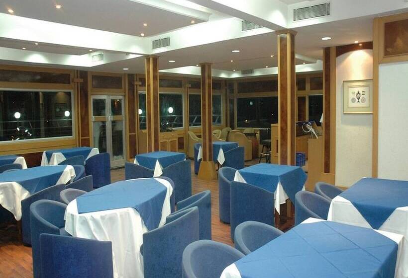 בית מלון כפרי Polo Floatel Kolkata