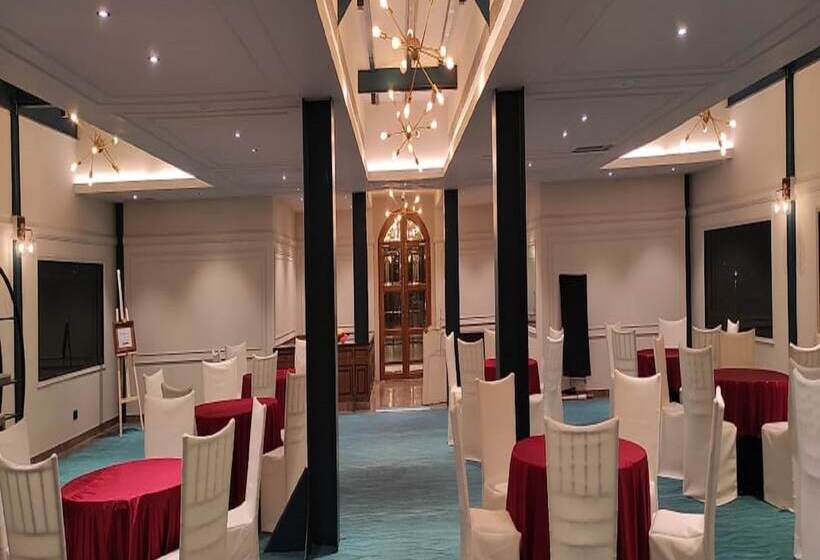 בית מלון כפרי Polo Floatel Kolkata