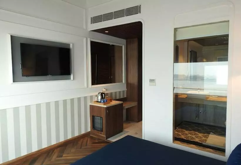 호텔 Polo Floatel Kolkata