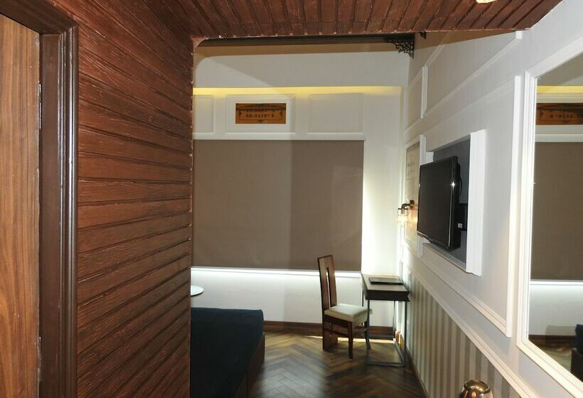 בית מלון כפרי Polo Floatel Kolkata