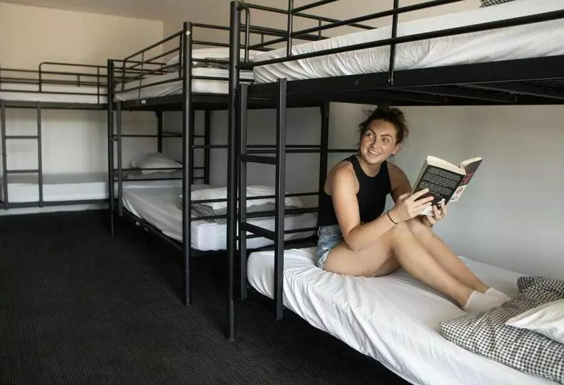 Отель Nomads St Kilda