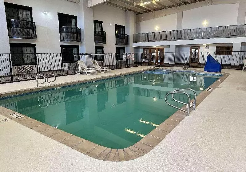 בית מלון כפרי Clarion Pointe Winslow I 40