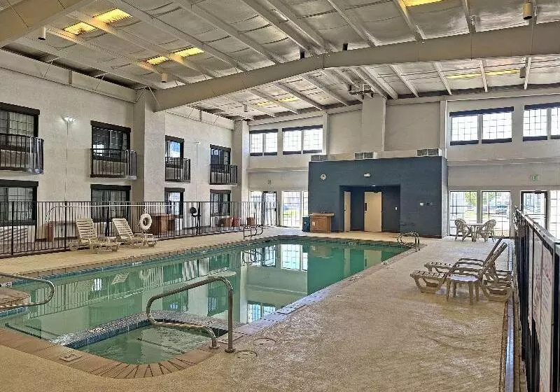 בית מלון כפרי Clarion Pointe Winslow I 40