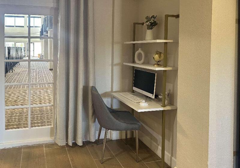 בית מלון כפרי Clarion Pointe Winslow I 40