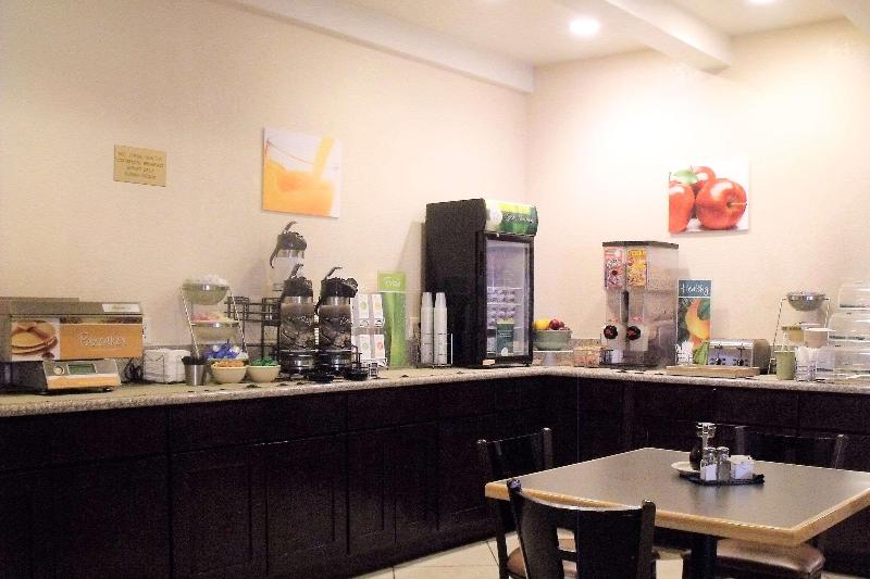 בית מלון כפרי Clarion Pointe Winslow I 40