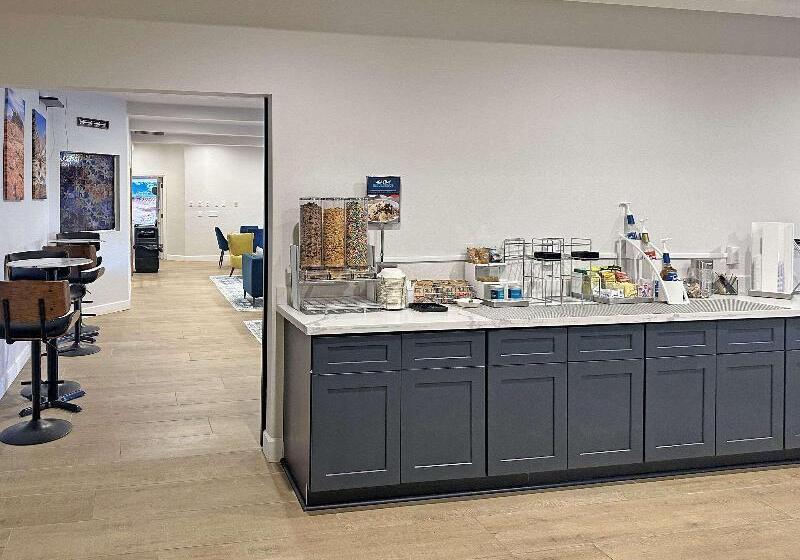 בית מלון כפרי Clarion Pointe Winslow I 40