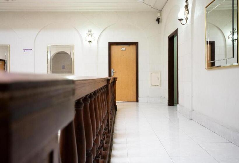 בית מלון כפרי Colonial