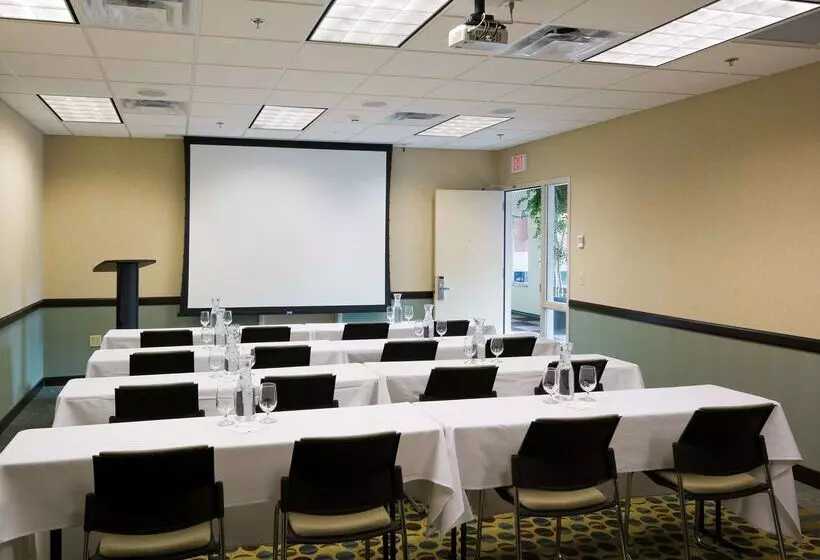 هتل Hilton Garden Inn Mankato Downtown