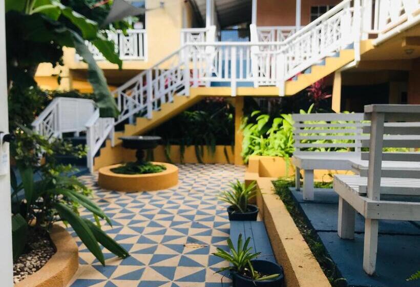 هتل Moxons Beach Club