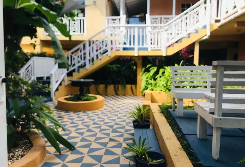 هتل Moxons Beach Club