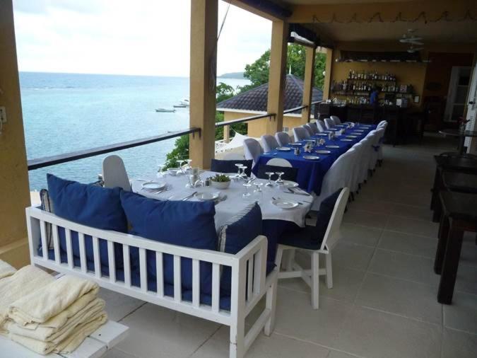 هتل Moxons Beach Club