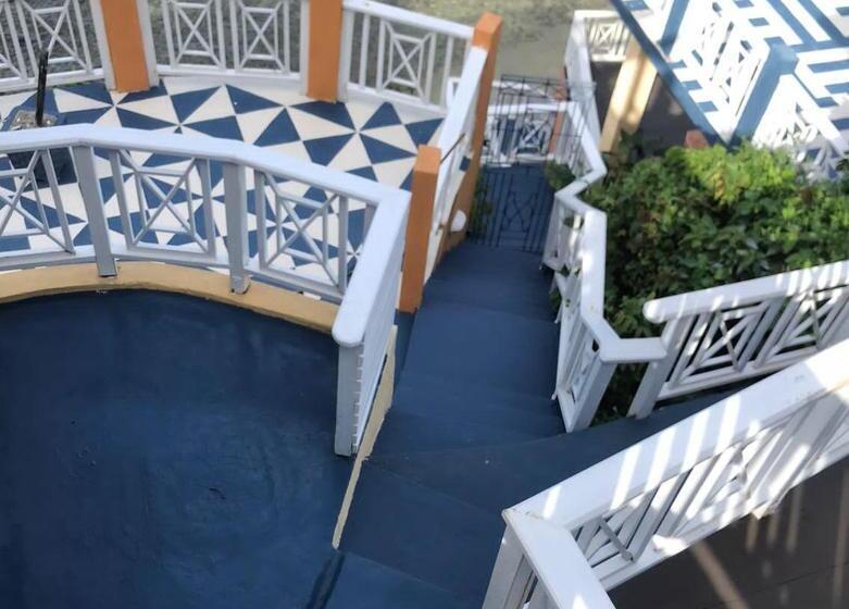 هتل Moxons Beach Club