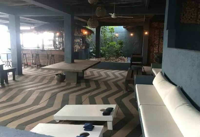 هتل Moxons Beach Club