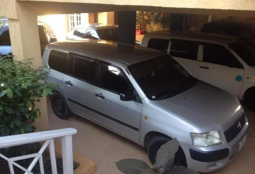 هتل Moxons Beach Club