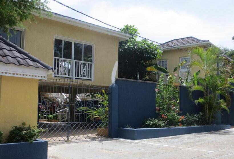 هتل Moxons Beach Club