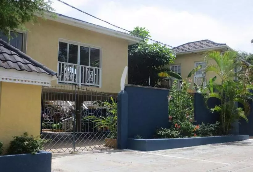 هتل Moxons Beach Club