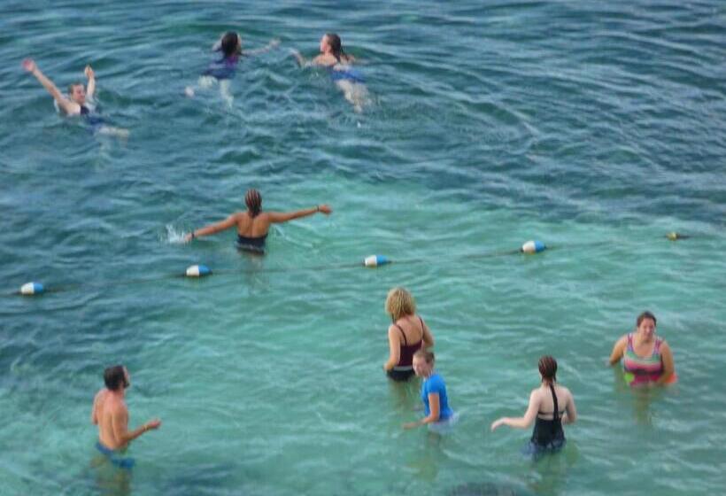 هتل Moxons Beach Club