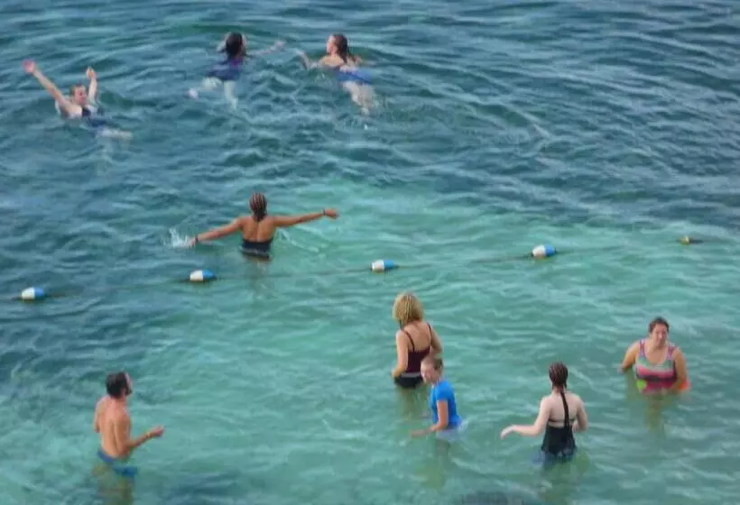 هتل Moxons Beach Club