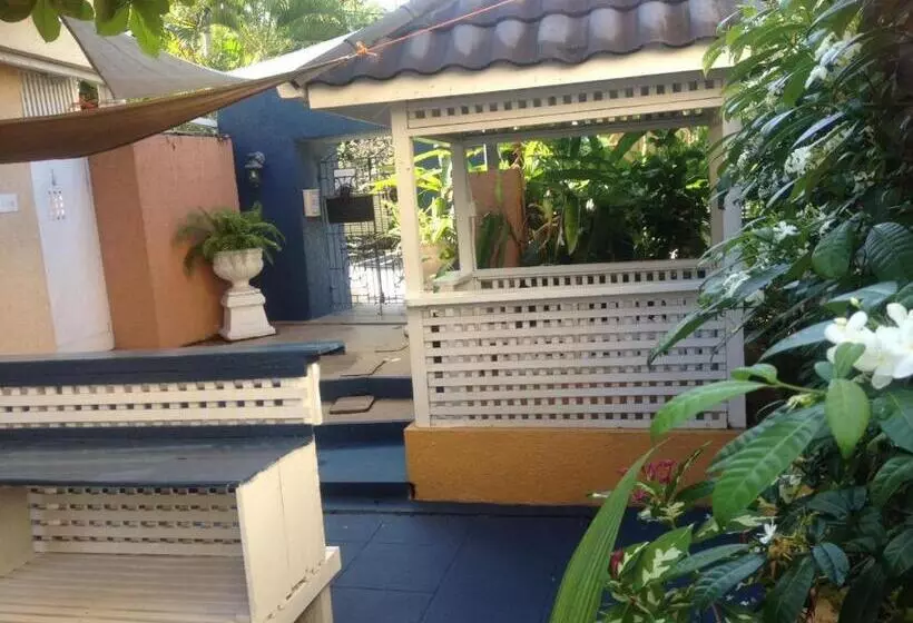 هتل Moxons Beach Club