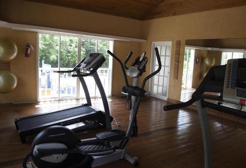 هتل Moxons Beach Club