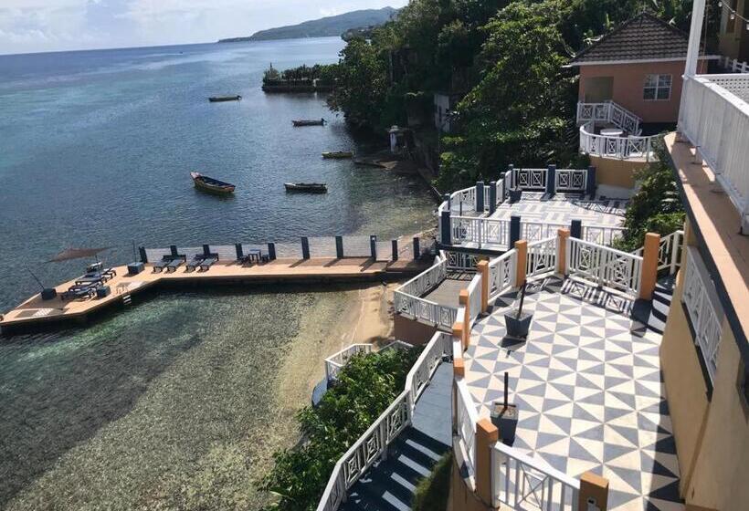 هتل Moxons Beach Club