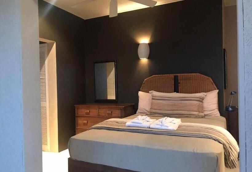 هتل Moxons Beach Club