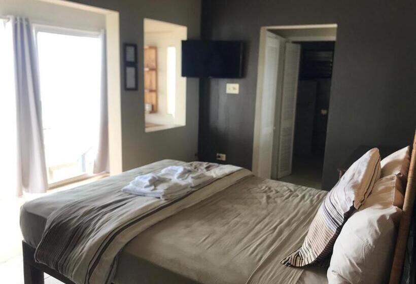 هتل Moxons Beach Club