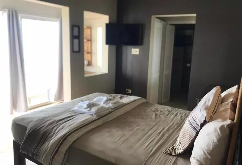 هتل Moxons Beach Club