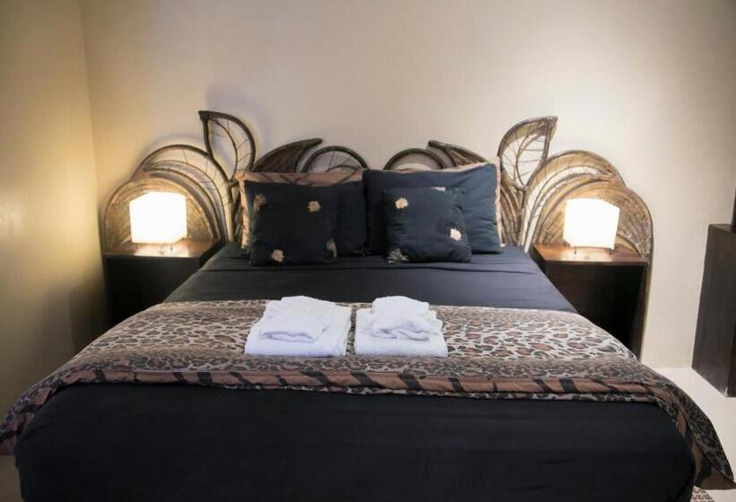 هتل Moxons Beach Club