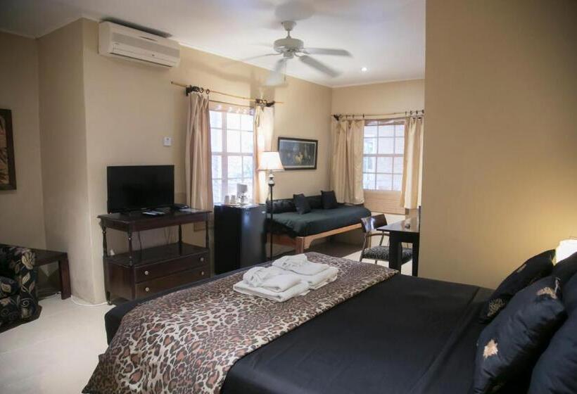 هتل Moxons Beach Club