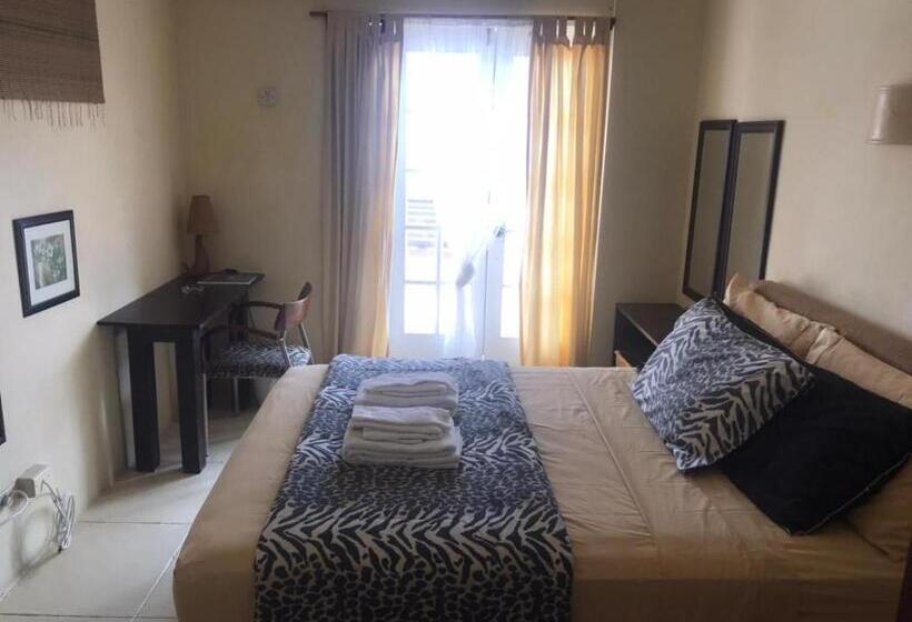 هتل Moxons Beach Club