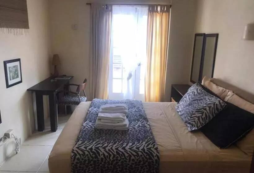 هتل Moxons Beach Club