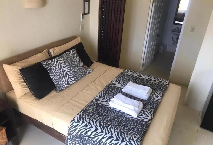 هتل Moxons Beach Club