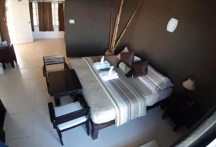 هتل Moxons Beach Club