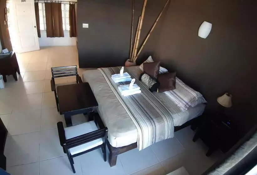 هتل Moxons Beach Club