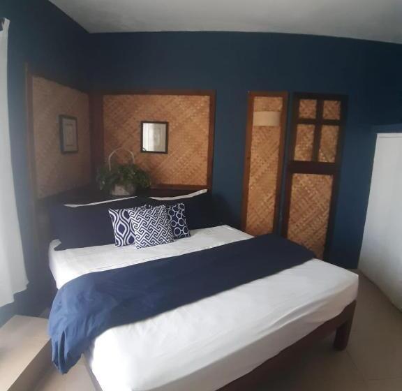 هتل Moxons Beach Club