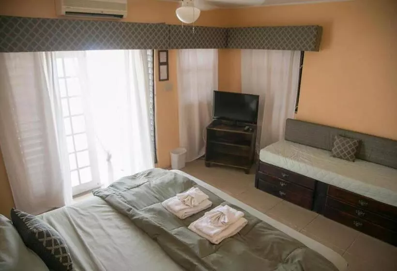 هتل Moxons Beach Club