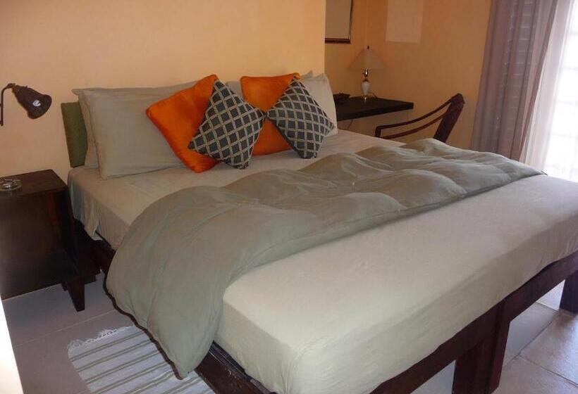 هتل Moxons Beach Club