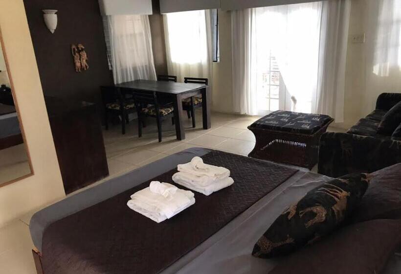 هتل Moxons Beach Club