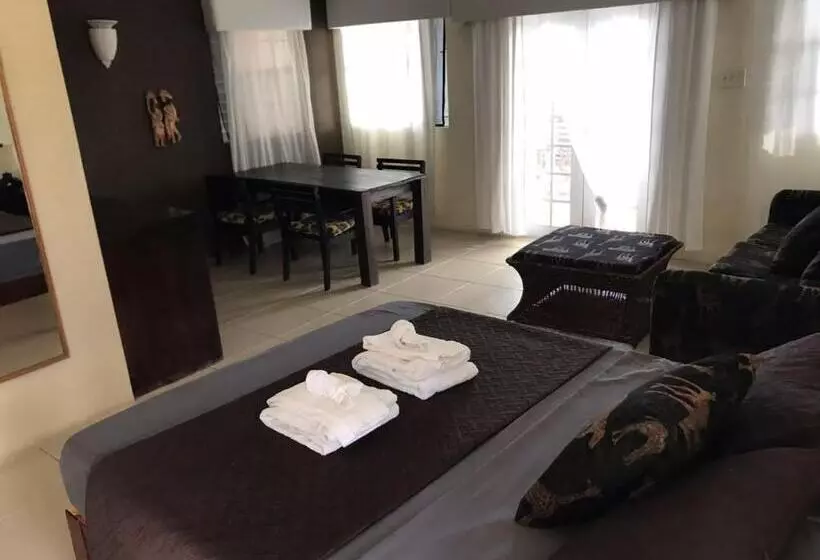 هتل Moxons Beach Club