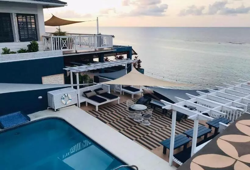 هتل Moxons Beach Club