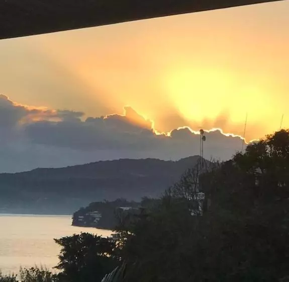 هتل Moxons Beach Club