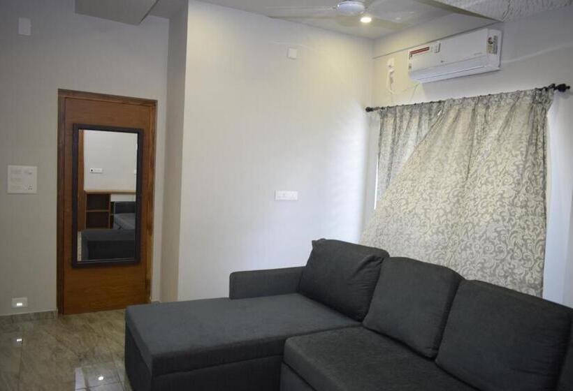 فندق Classio Residency