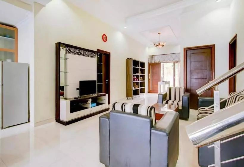 ホテル Oyo 90006 Dieng Ellen S House Syariah