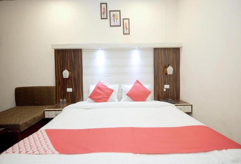 Hotelli Vaccinated Staff Spot On 74621  E Square Nxt