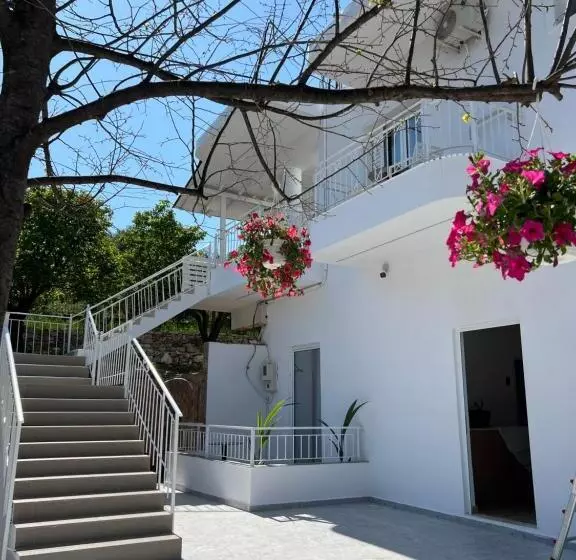 Aamiaismajoitus (B&B) Emaar Hotel Ksamil   Beachfront , Newly Renovated
