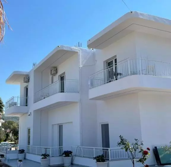 Aamiaismajoitus (B&B) Emaar Hotel Ksamil   Beachfront , Newly Renovated